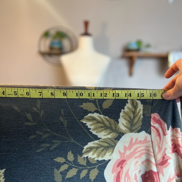 LuLaRoe Rose Oversized Floral Shirt Comfy - Picture 5 of 7